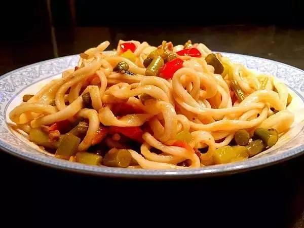 新疆吃拌面的网红哈密瓜,美味飘香引食客竞相品尝