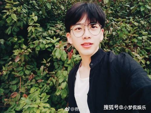 网红吃瓜周珊图片